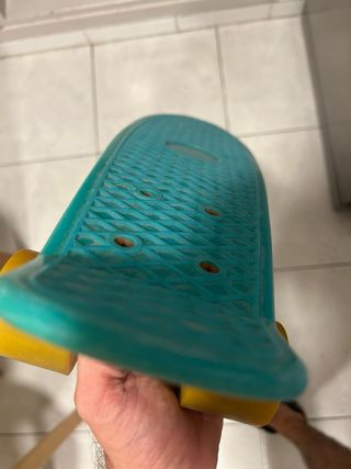 Monopatín verde estilo ochentero