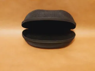 Funda para gafas color negro.