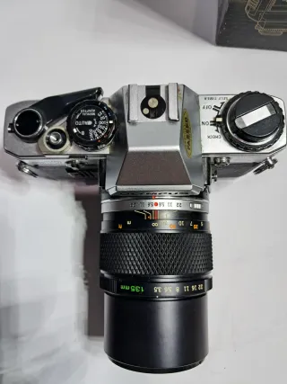 Olympus OM-10 con obiettivo e flash