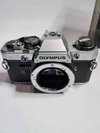 Olympus OM-10 con obiettivo e flash