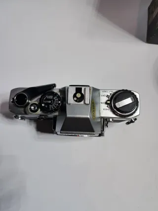 Olympus OM-10 con obiettivo e flash