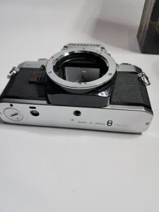 Olympus OM-10 con obiettivo e flash