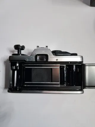 Olympus OM-10 con obiettivo e flash