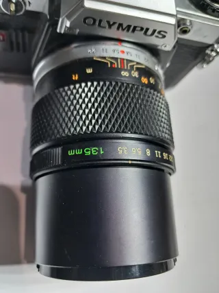 Olympus OM-10 con obiettivo e flash