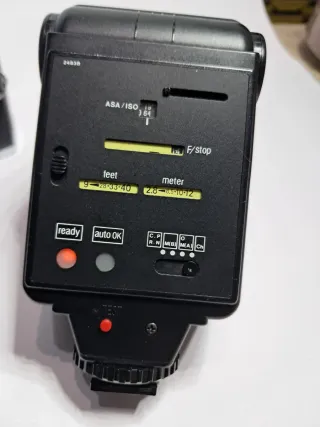 Olympus OM-10 con obiettivo e flash