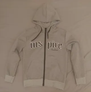 Sudadera Inspire gris con capucha.