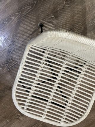 Silla de ratán blanca con patas negras