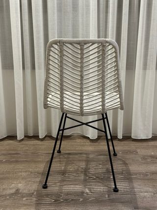 Silla de ratán blanca con patas negras