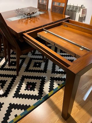 Mesa de comedor y 4 sillas de madera.