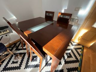 Mesa de comedor y 4 sillas de madera.