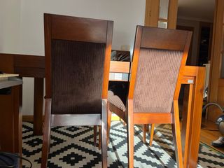 Mesa de comedor y 4 sillas de madera.