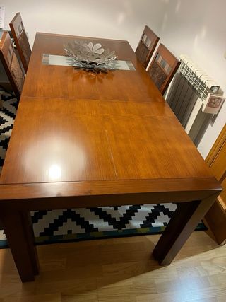 Mesa de comedor y 4 sillas de madera.
