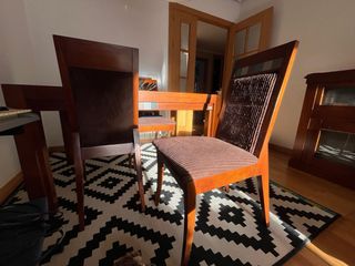 Mesa de comedor y 4 sillas de madera.
