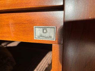 Mesa de comedor y 4 sillas de madera.