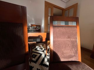 Mesa de comedor y 4 sillas de madera.