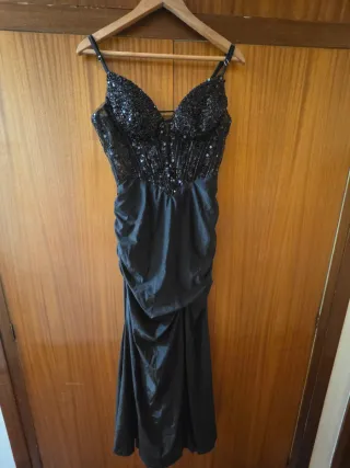 Vestido de fiesta negro con abertura