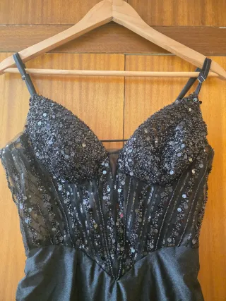 Vestido de fiesta negro con abertura