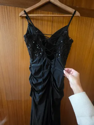 Vestido de fiesta negro con abertura