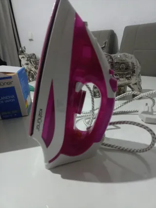 Plancha de vapor rosa y blanca