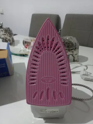 Plancha de vapor rosa y blanca