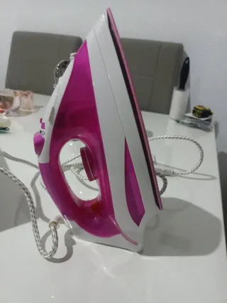 Plancha de vapor rosa y blanca