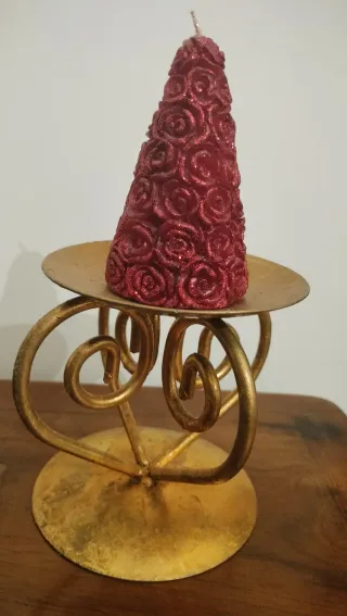 Candela rossa con supporto dorato