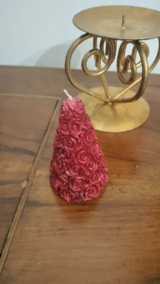 Candela rossa con supporto dorato