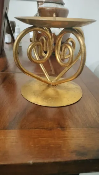 Candela rossa con supporto dorato