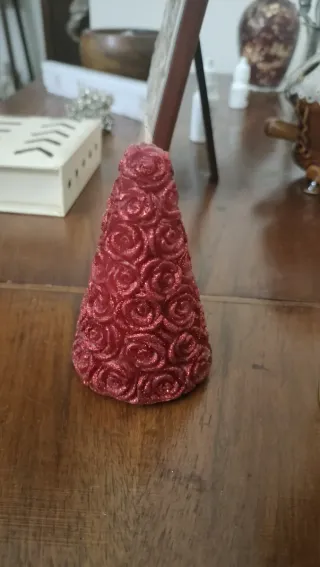 Candela rossa con supporto dorato