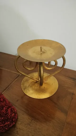 Candela rossa con supporto dorato