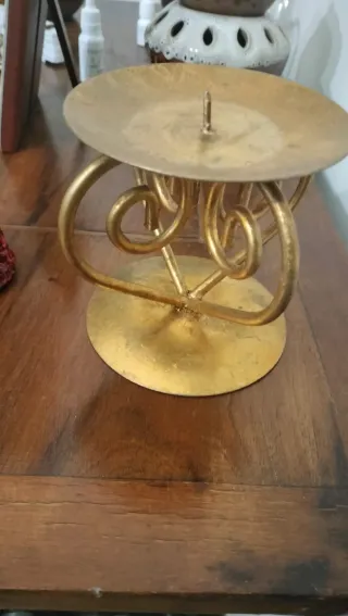 Candela rossa con supporto dorato