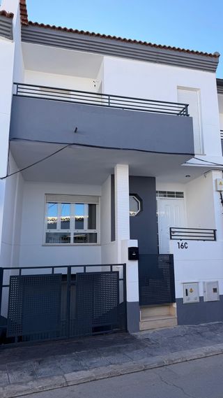 Casa adosada en la C/Luna en Valdepeñas.