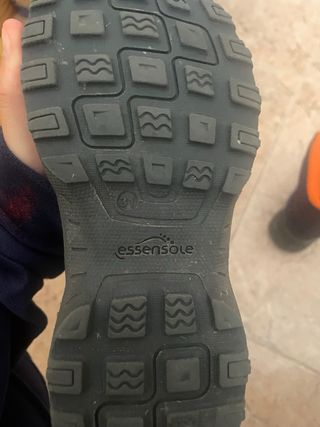 Botas de nieve azules y naranjas