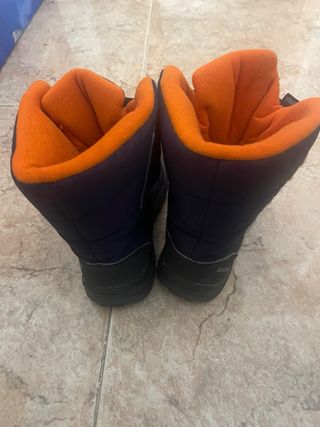 Botas de nieve azules y naranjas