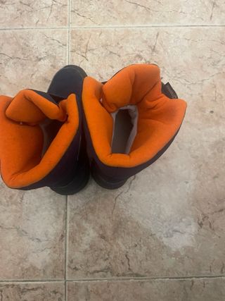 Botas de nieve azules y naranjas