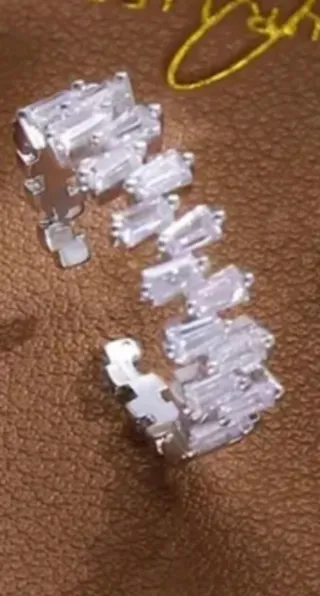 Anillo Plateado con Cristales