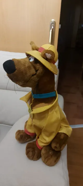 Peluche Scooby Doo con traje amarillo