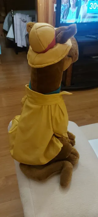 Peluche Scooby Doo con traje amarillo