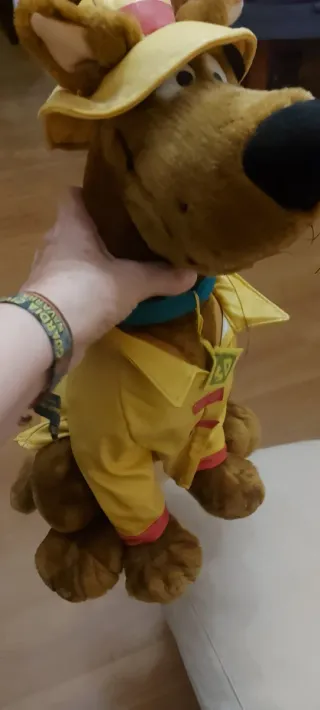 Peluche Scooby Doo con traje amarillo