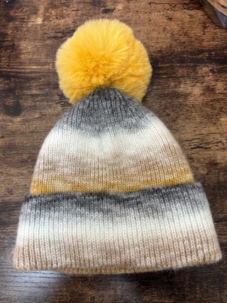 Gorro tejido con pompón amarillo