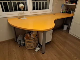 Mesa de escritorio curva amarilla