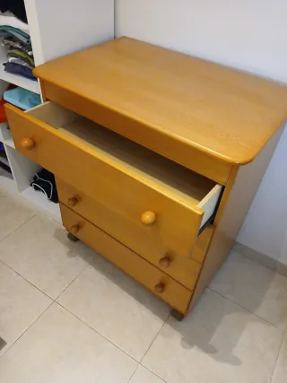 Cómoda de madera con 4 cajones