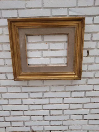 Vecchio retro in legno massello dorato con passepartout