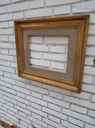 Vecchio retro in legno massello dorato con passepartout