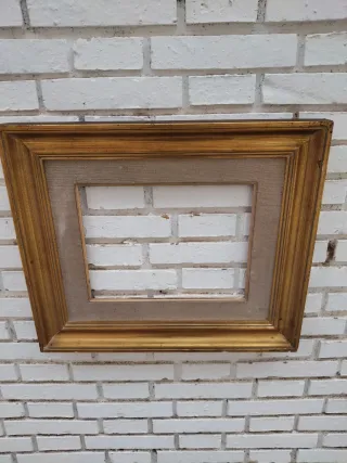 Vecchio retro in legno massello dorato con passepartout