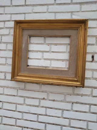 Vecchio retro in legno massello dorato con passepartout