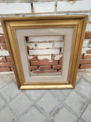 Vecchio retro in legno massello dorato con passepartout