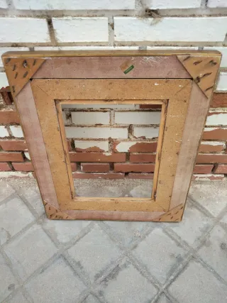 Vecchio retro in legno massello dorato con passepartout