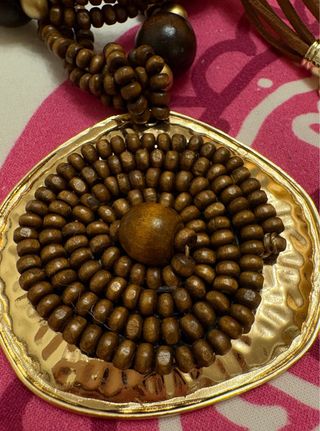 Collare donna in legno e metallo dorato