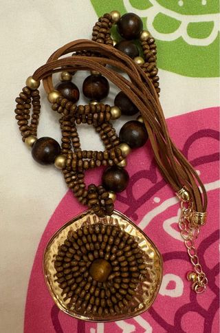 Collare donna in legno e metallo dorato